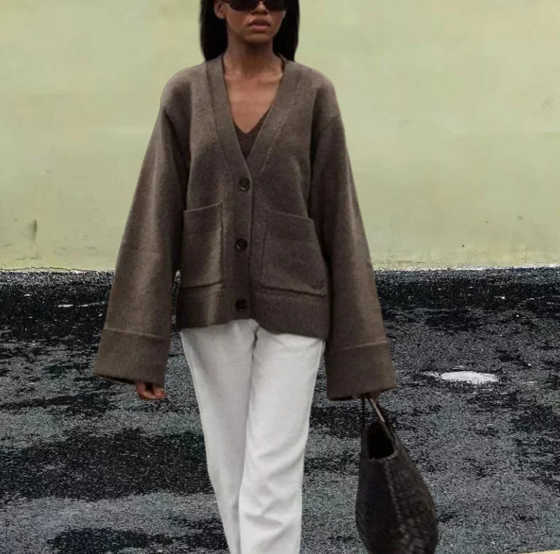 Éline Chunky Knit Cardigan – Cozy Modern Elegance