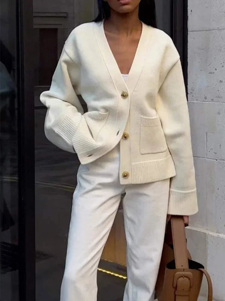 Éline Chunky Knit Cardigan – Cozy Modern Elegance