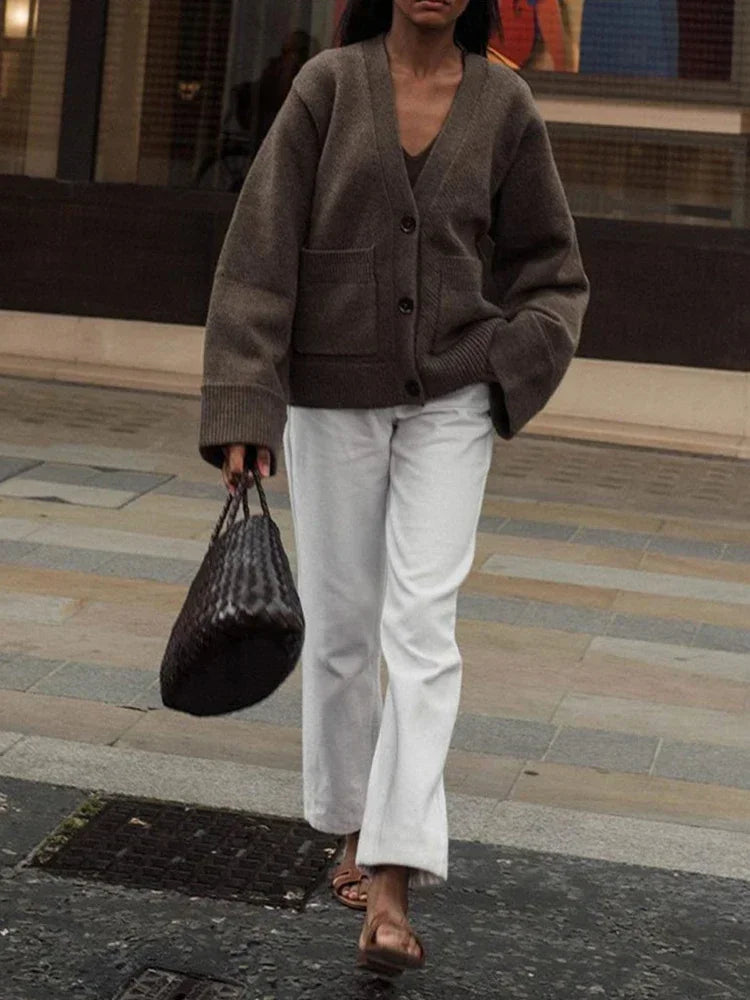 Éline Chunky Knit Cardigan – Cozy Modern Elegance